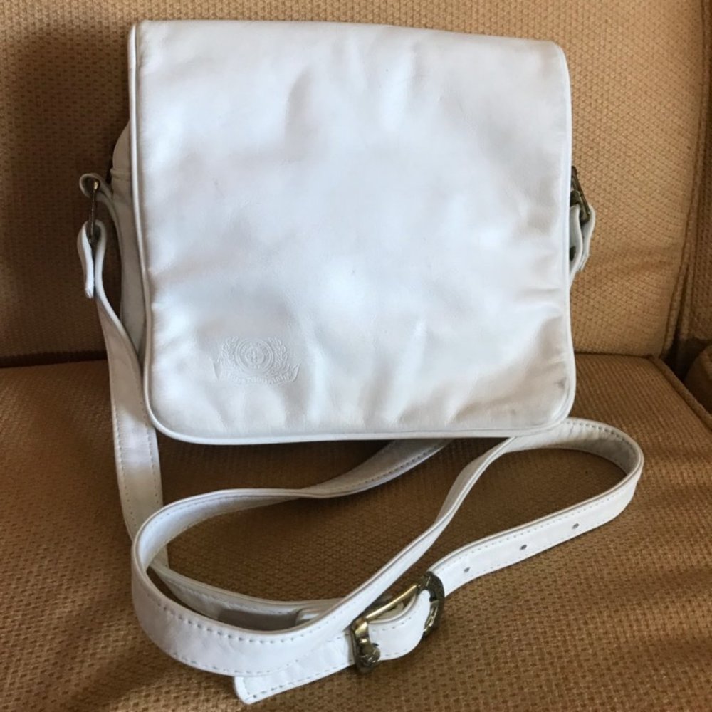 White Stone Mountain leather purse EUC great for carrying tablet in